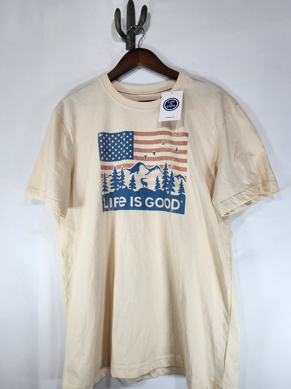 Life is Good Mens Medium American Flag Mountain Graphic T-Shirt - NWT Cream